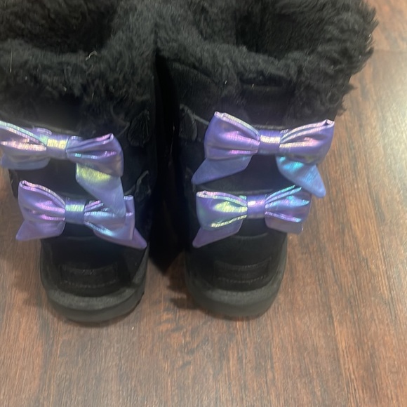 Used Girls Ugg boots size 4 - Picture 2 of 3